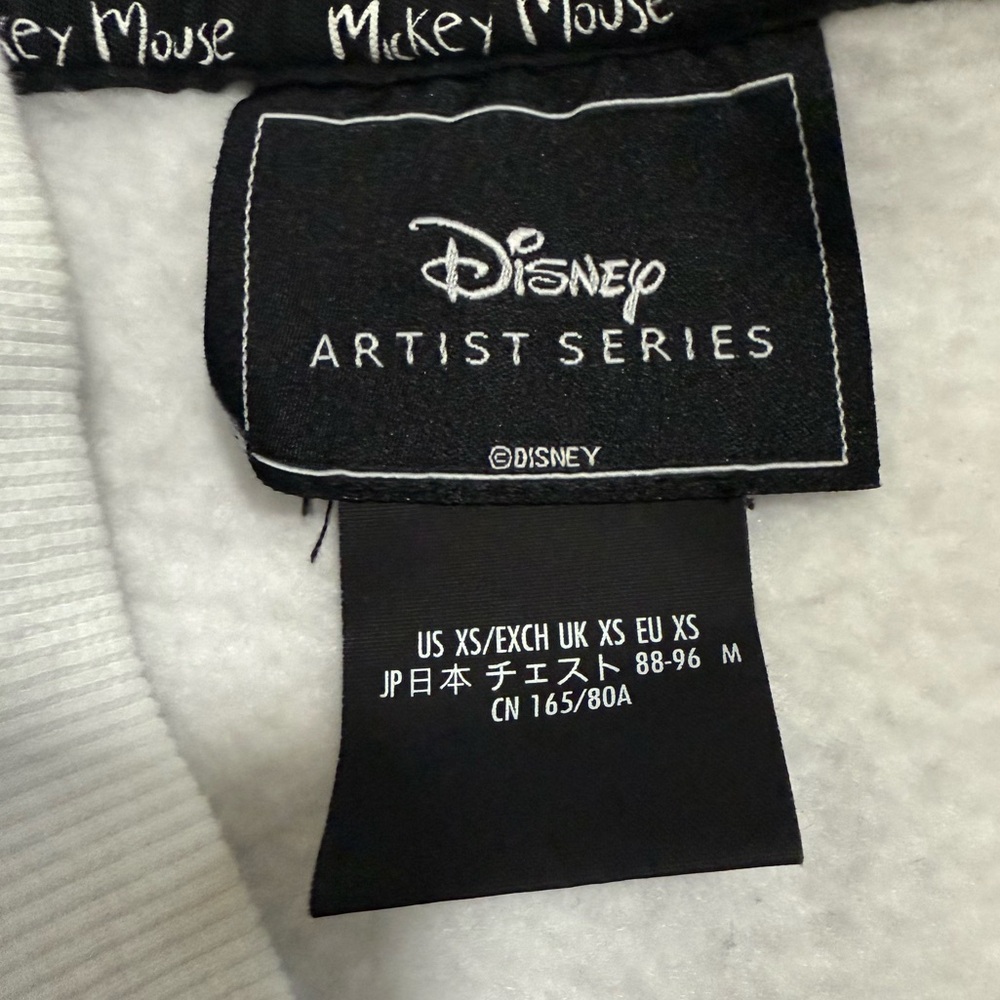✨Disney Artist Series Unique Black White Mickey Sweater - Picture 6 of 12